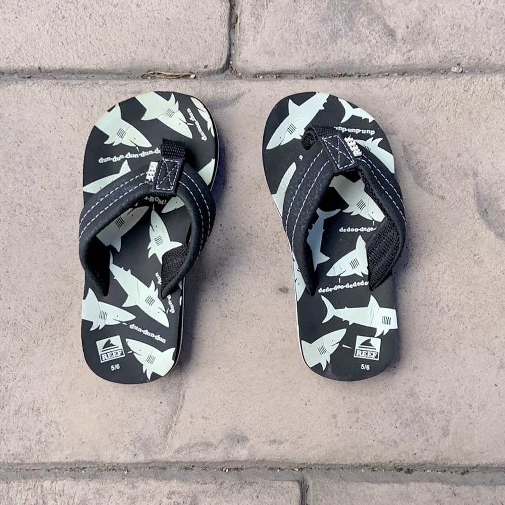 Size 5/6 Toddler Boys Black and White Reef Sandals